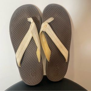 Olukai Sandals Womens 10 M Flat Thong Off White Leather Round Toe Casual Comfort